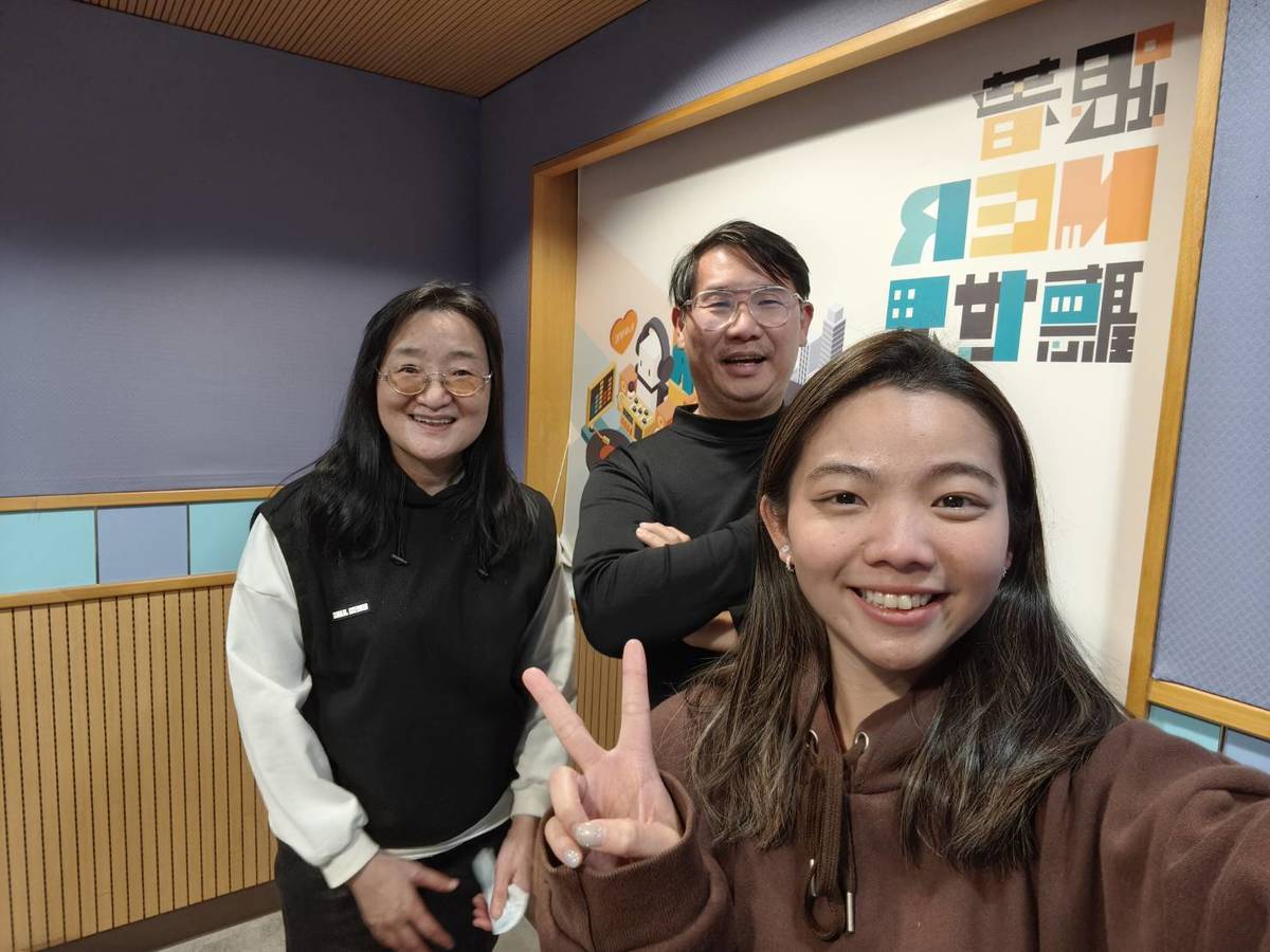 來賓馮淑汶(右)與兩位住持人