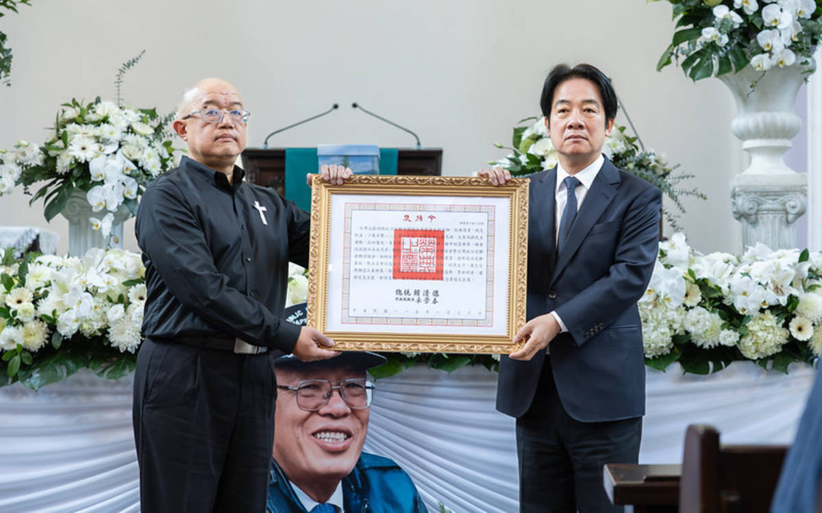 賴清德總統前往濟南教會頒贈褒揚令，給台灣戒嚴時期政治受難者關懷協會前會長劉金獅，表彰其對臺灣民主自由的貢獻，由劉前會長之子劉建宏先生代表接受 (總統府提供)