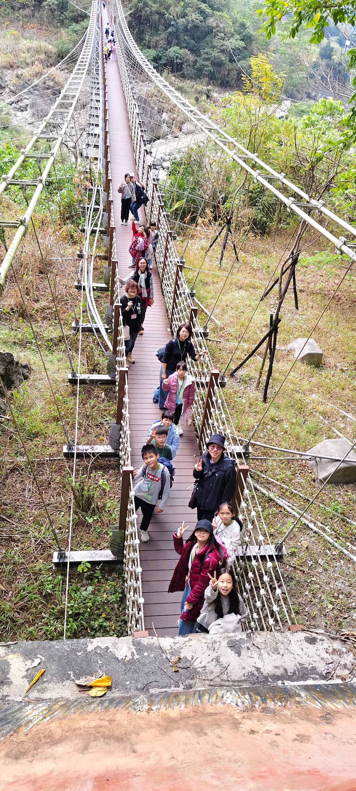 學生走過達那伊谷吊橋，實地觀察河川流動、河床分布與兩岸地形