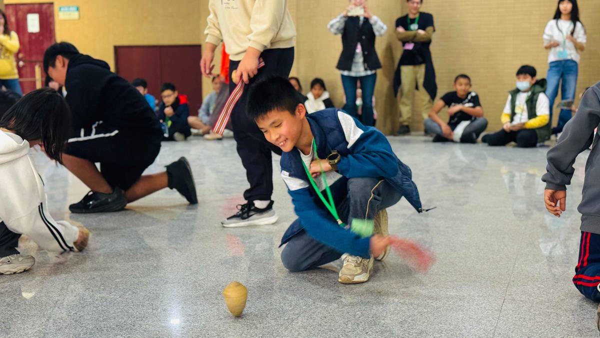 學生透過原住民族傳統陀螺的操作體驗的過程，理解轉動量與角動量的科學概念