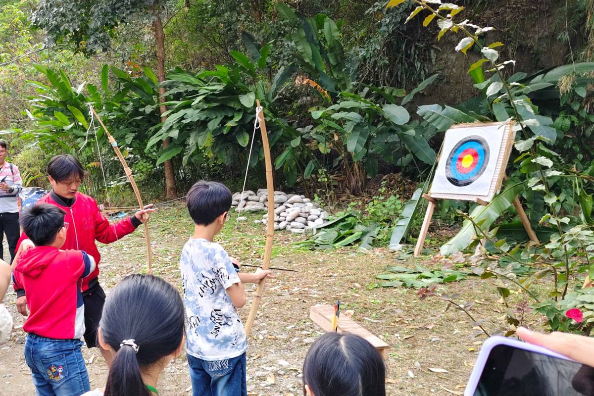 學生體驗原住民族傳統射箭，學習正確拉弓、瞄準與放箭的基本技巧