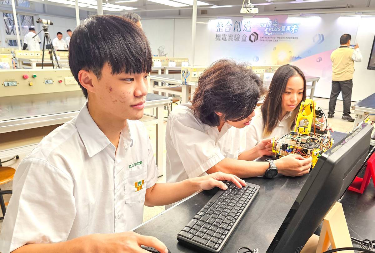 淡水商工同學正在進行機電整合的專題實作