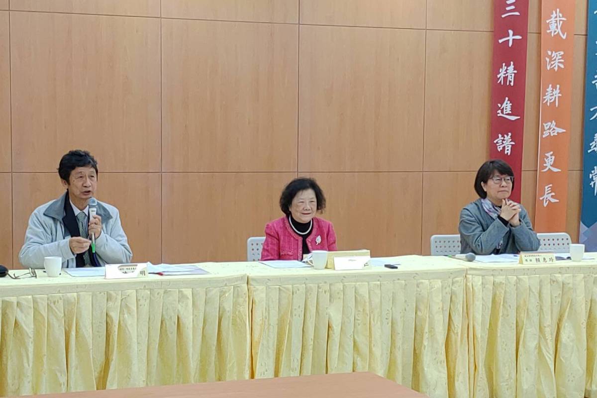 (左)國寫閱卷召集人、成功大學中文系名譽教授陳昌明