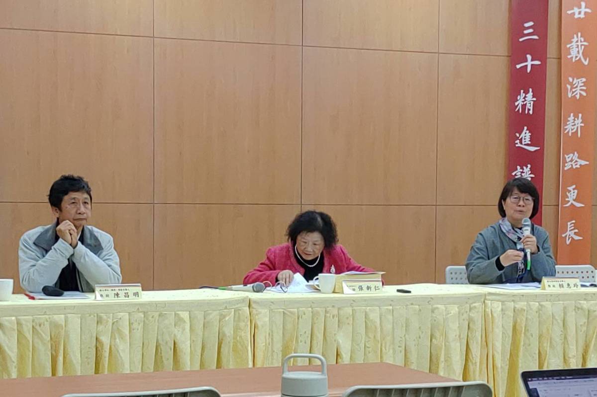 (右)英文閱卷召集人、政大英國語文學系教授賴惠玲