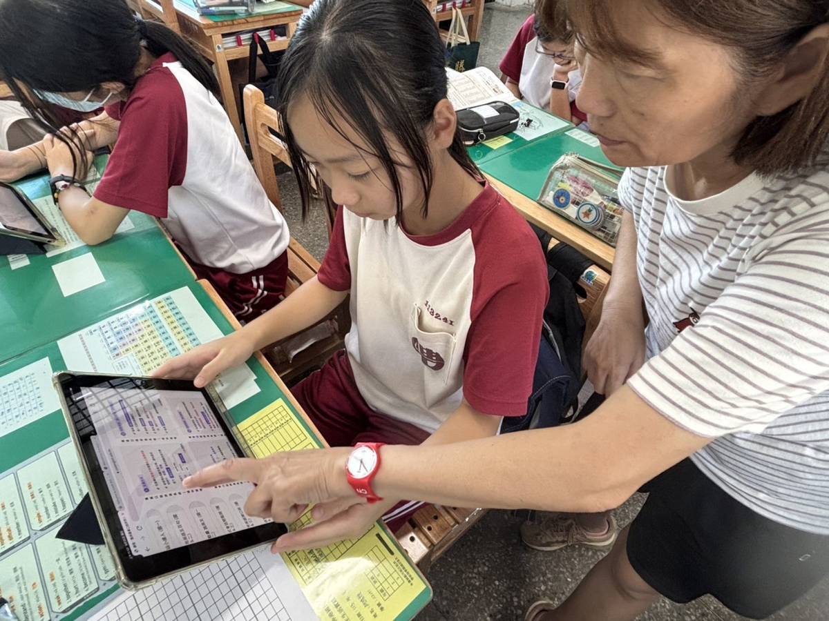 彰化縣伸港國中教師指導學生利用酷英平臺學習資源練習口說