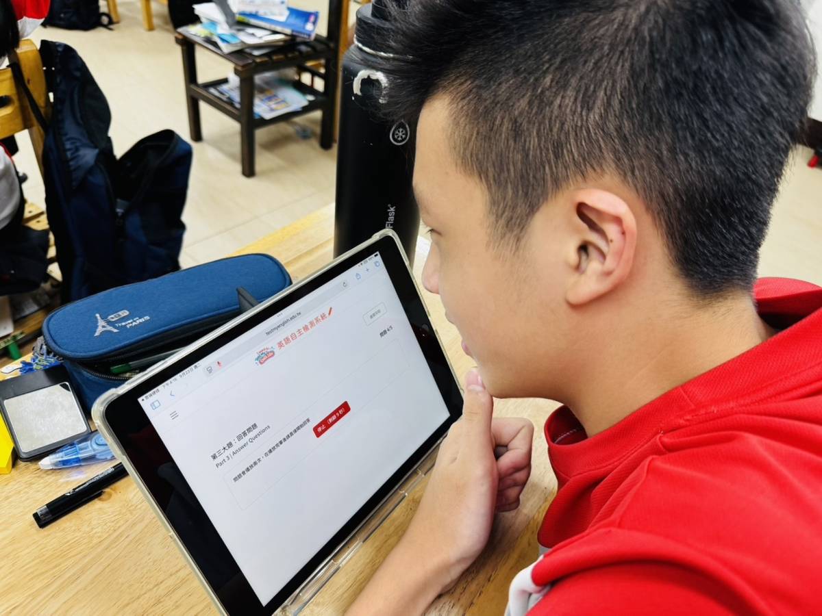 基隆市成功國中學生進行英檢系統口說回答問題測驗