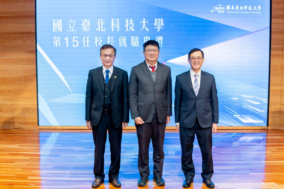 北科大前校長姚立德（右）、前代理校長黎文龍（左）與校長任貽均（中）合影