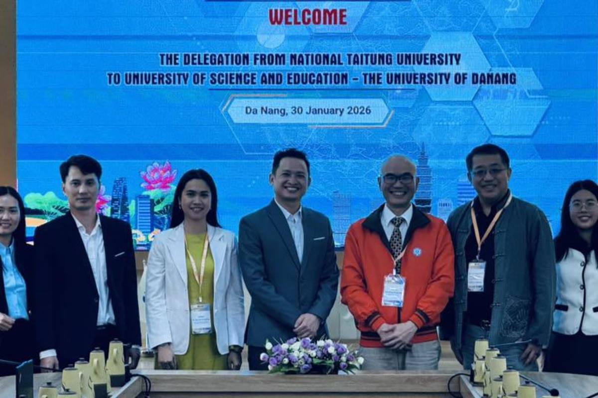 鄭憲宗校長（右3）與峴港大學副校長 Dr. Nguyen Van Hieu（左4） 及校方主管進行會談。