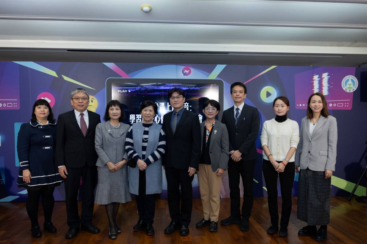 學習與身心健康風險記者會大合照 ,教育部邀請到桃園市南崁國中教師羅珮勻(左一)與臺中高工輔導主任賴宜均(右一)分享