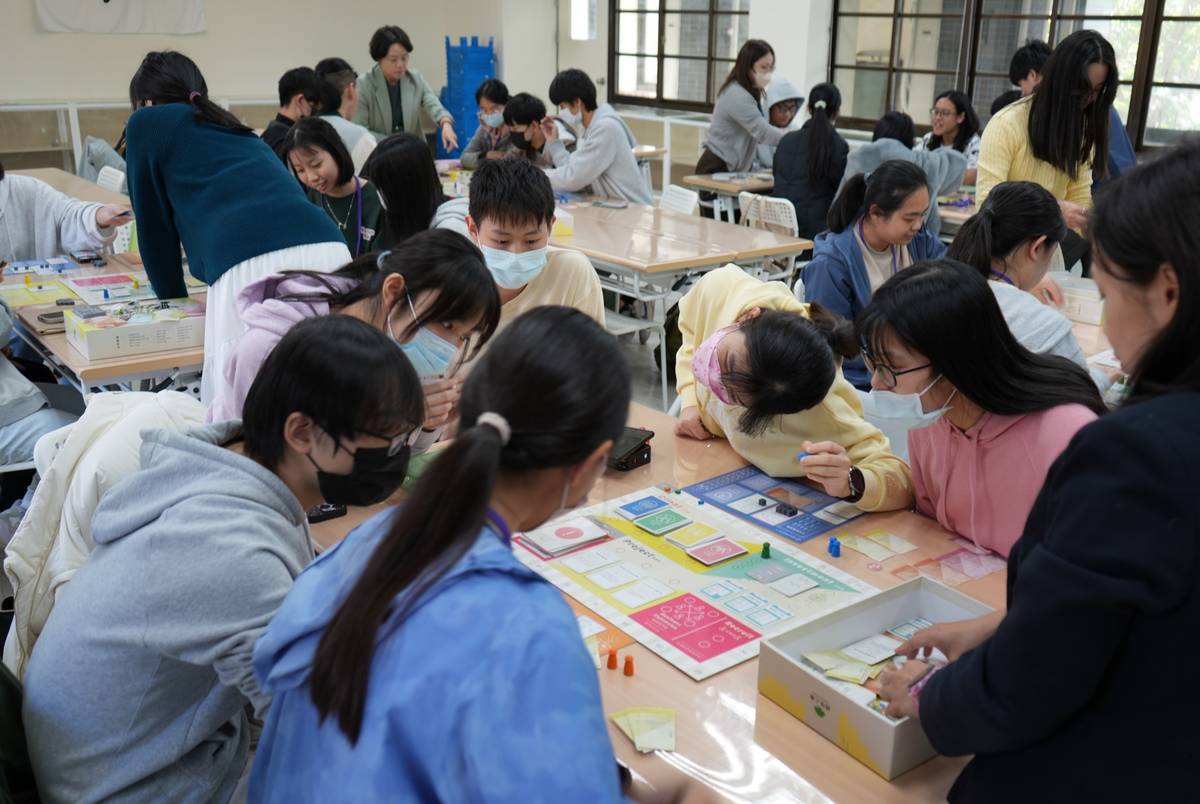 學員進行理財桌遊