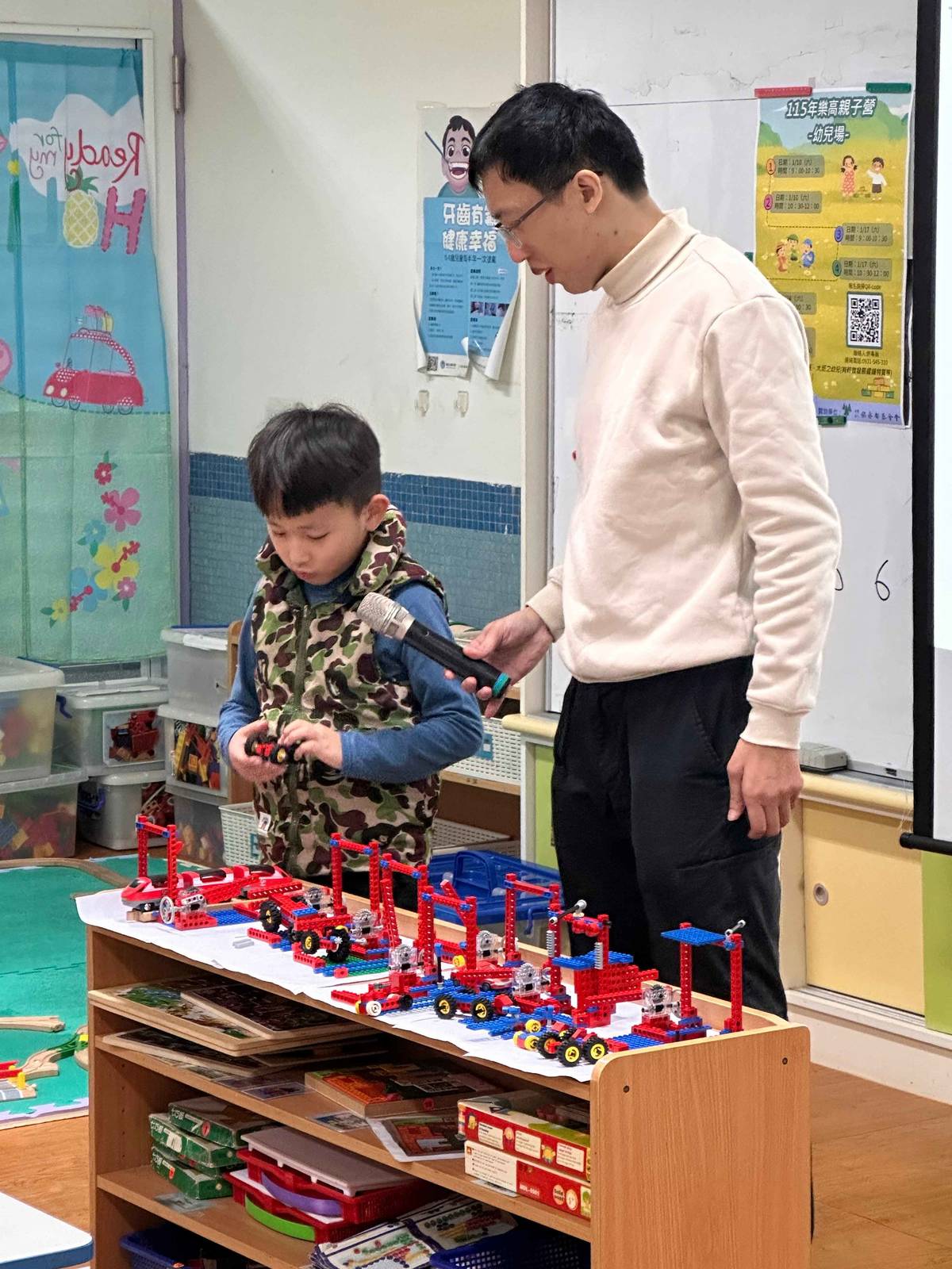 孩子自信地分享自己的創作內容