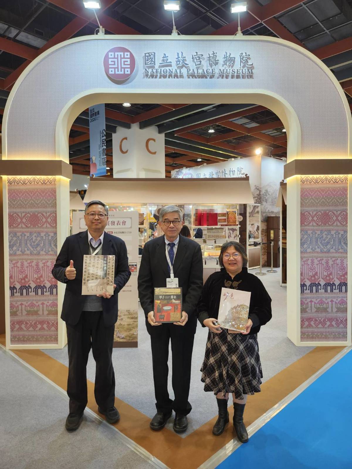 故宮黃永泰副院長(中)親臨書展現場推介故宮熱銷的特展圖錄。（故宮博物院提供）