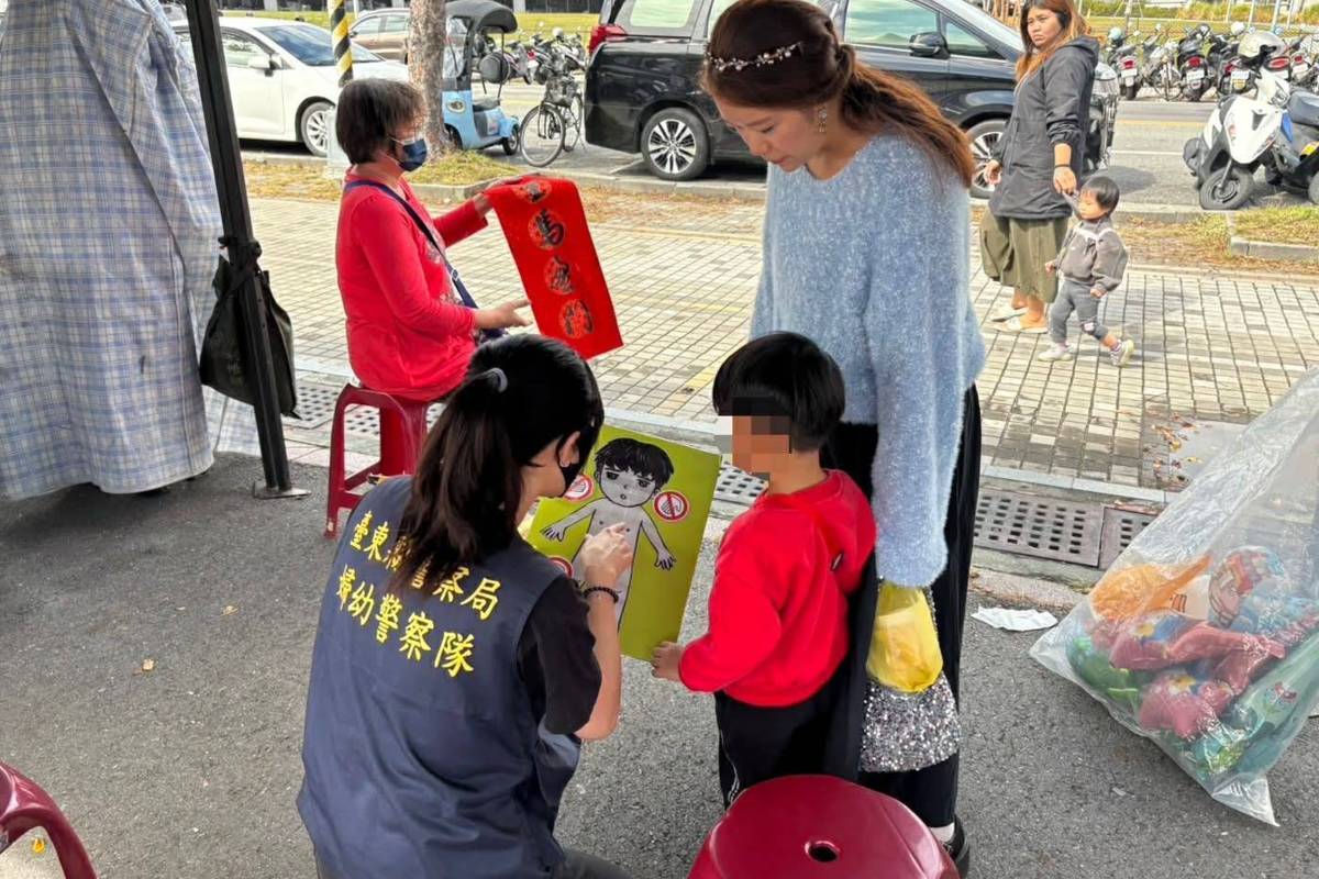 臺東婦幼警察隊南京路廣場宣導防詐意識