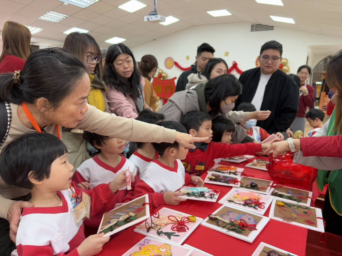 育航幼兒園家長認購孩子創作的年畫作品