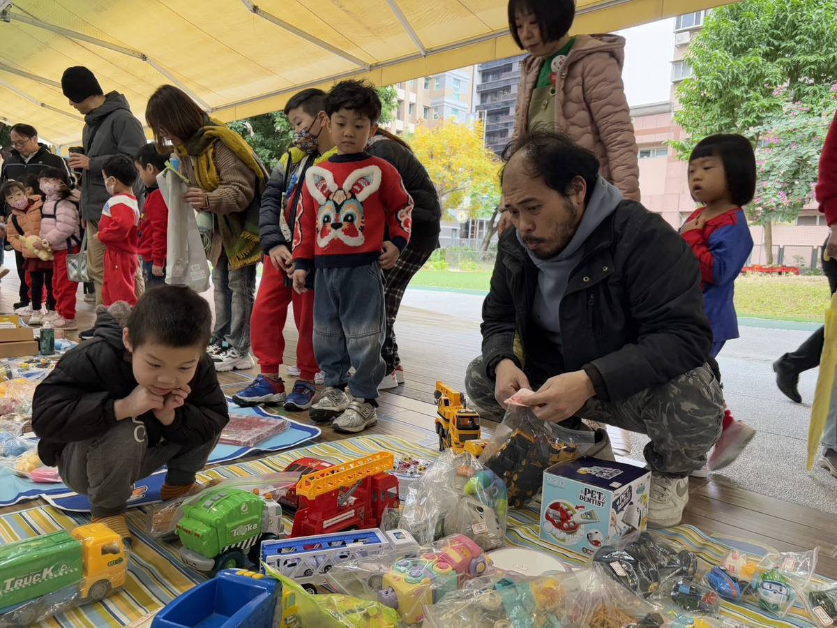 育航幼兒園舉辦愛心義賣活動，小朋友挑選喜愛的玩具