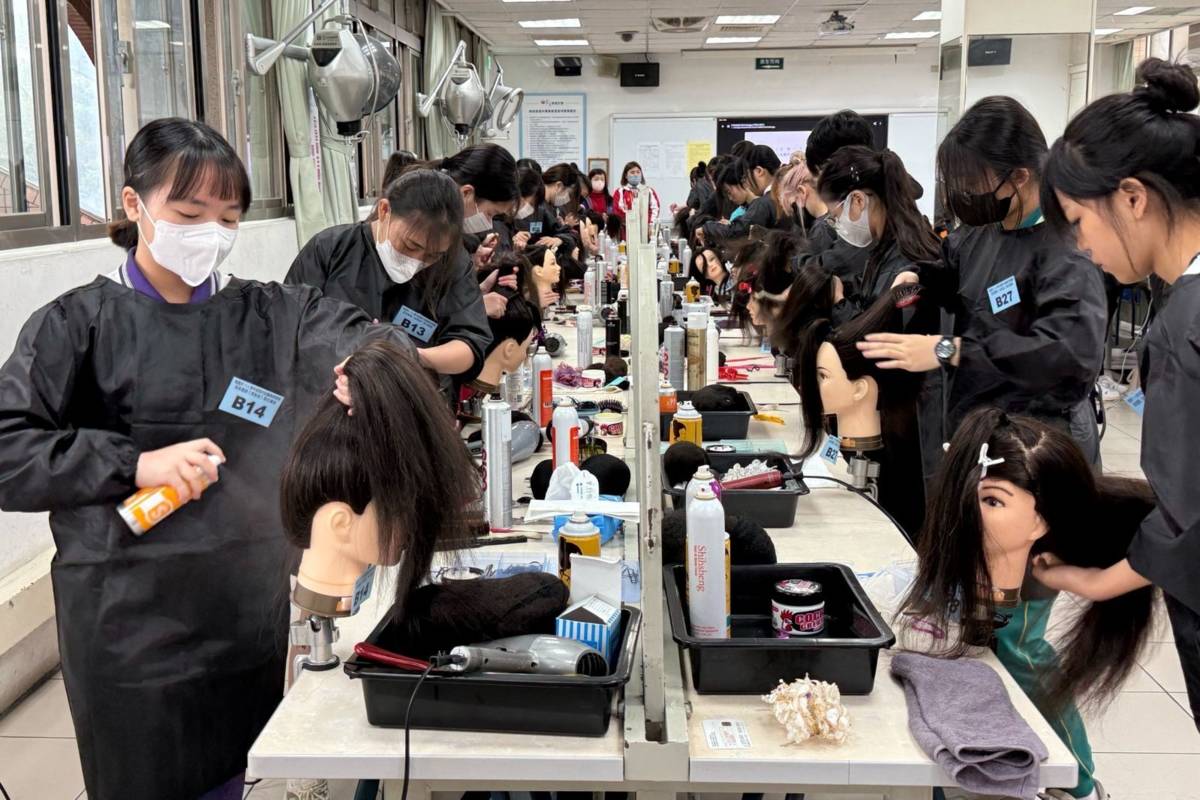 桃園市為落實適性揚才教育理念，國中階段各校持續深化推動生涯發展教育及技藝教育