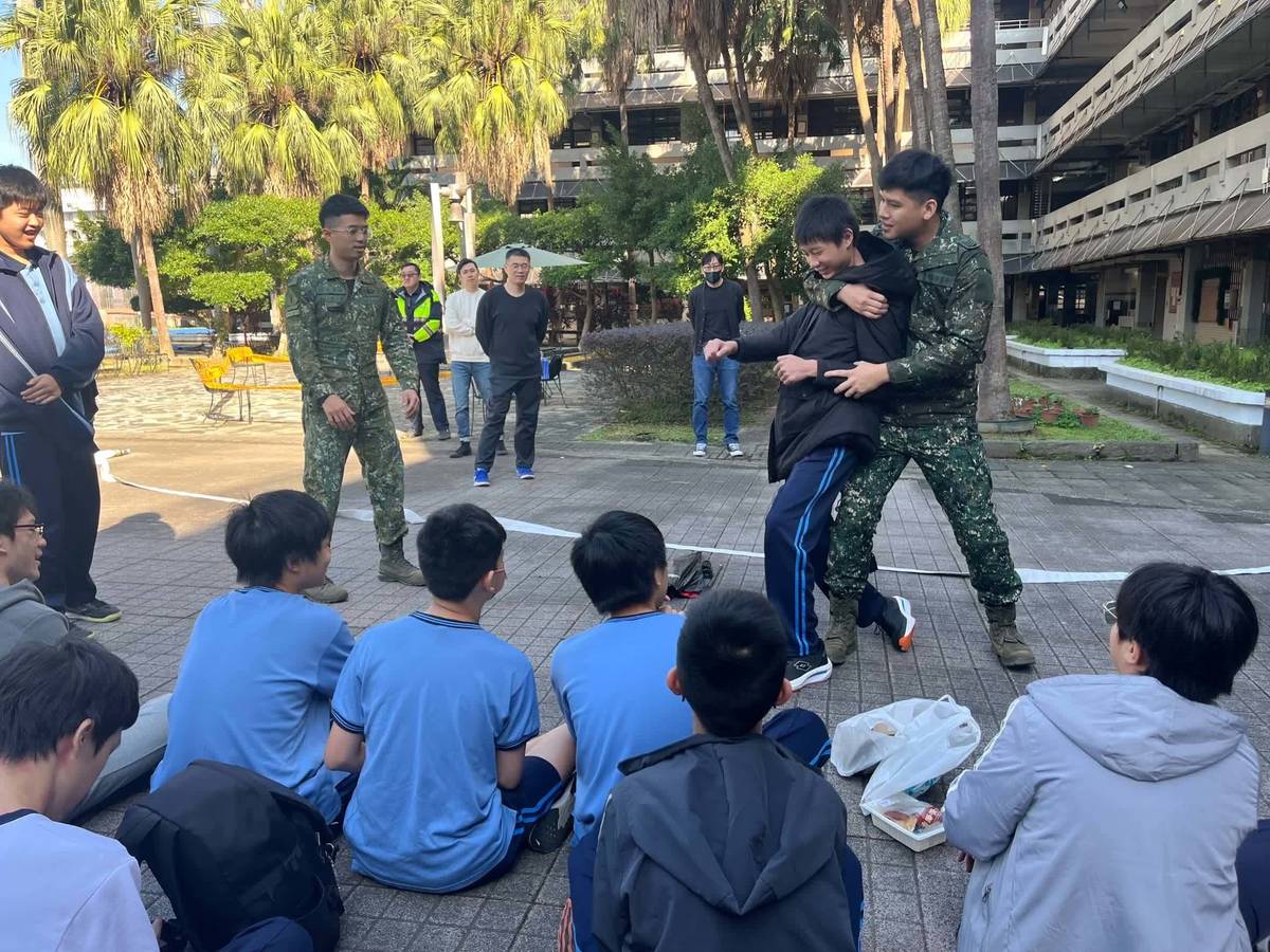 憲兵指揮部教官指導學生防身術，強化學生危機意識與自救能力
