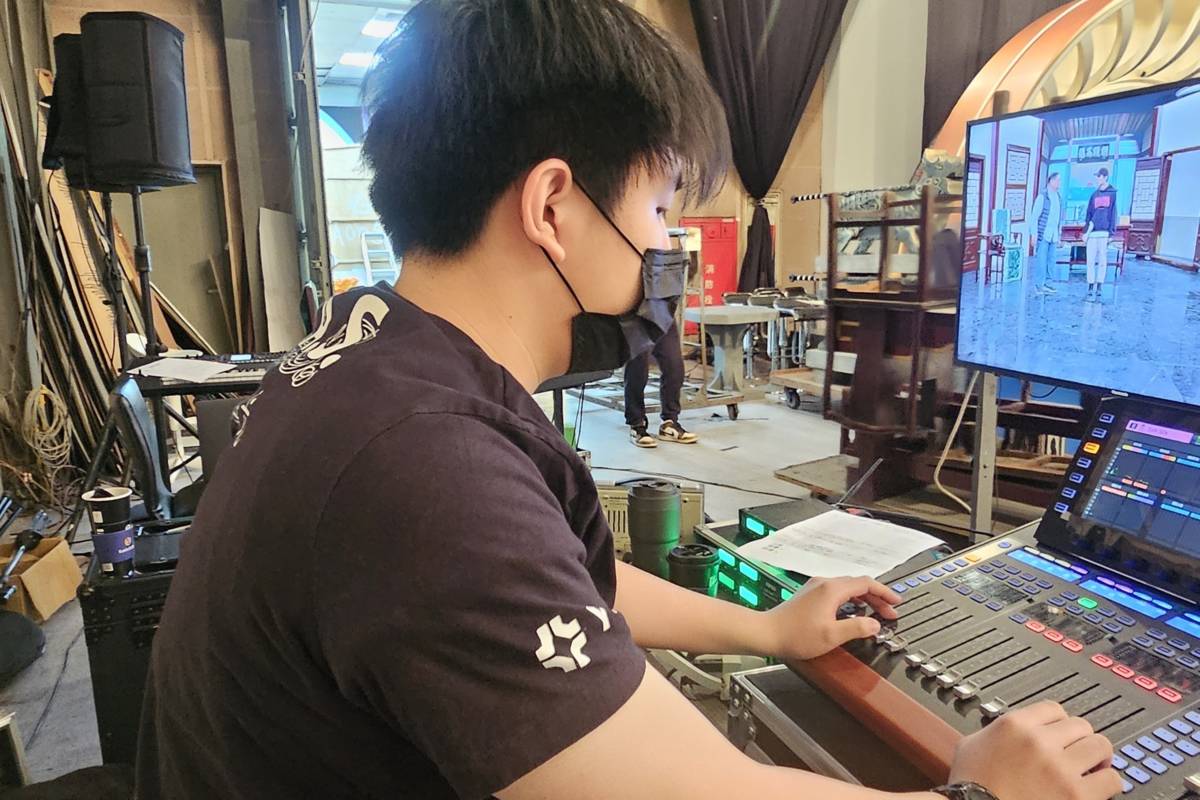 北市育達高中新媒體影視實驗班學生參與民視節目製作，實際操作硬體設備