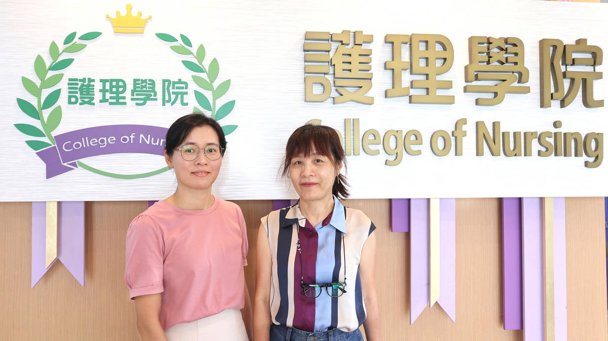 亞洲大學護理系擔任講師的黃秀雲(左)與陽明交大護理學院院長簡莉盈發表最新研究。(陽明交大提供)