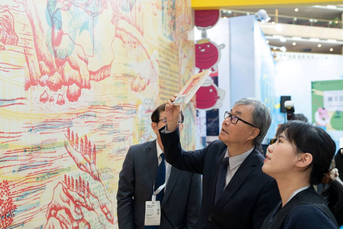 教育部鄭英耀部長體驗國家圖書館展區色片