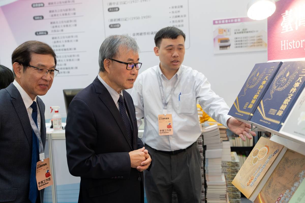 教育部鄭英耀部長參觀國史館展區