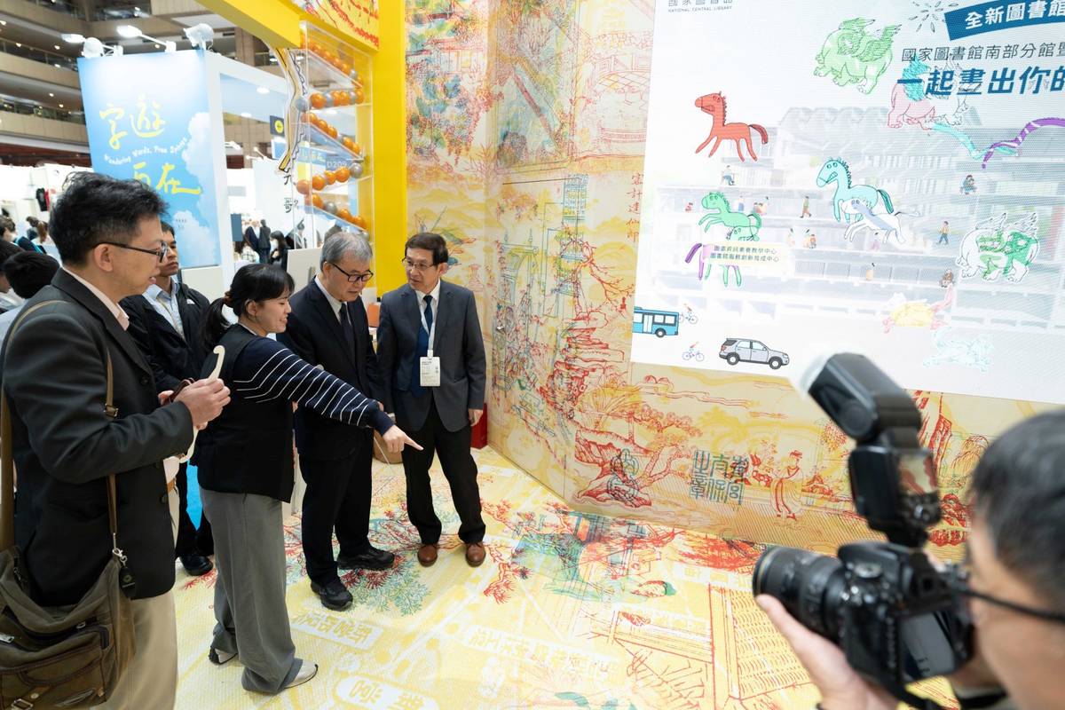 教育部鄭英耀部長參觀國家圖書館展區