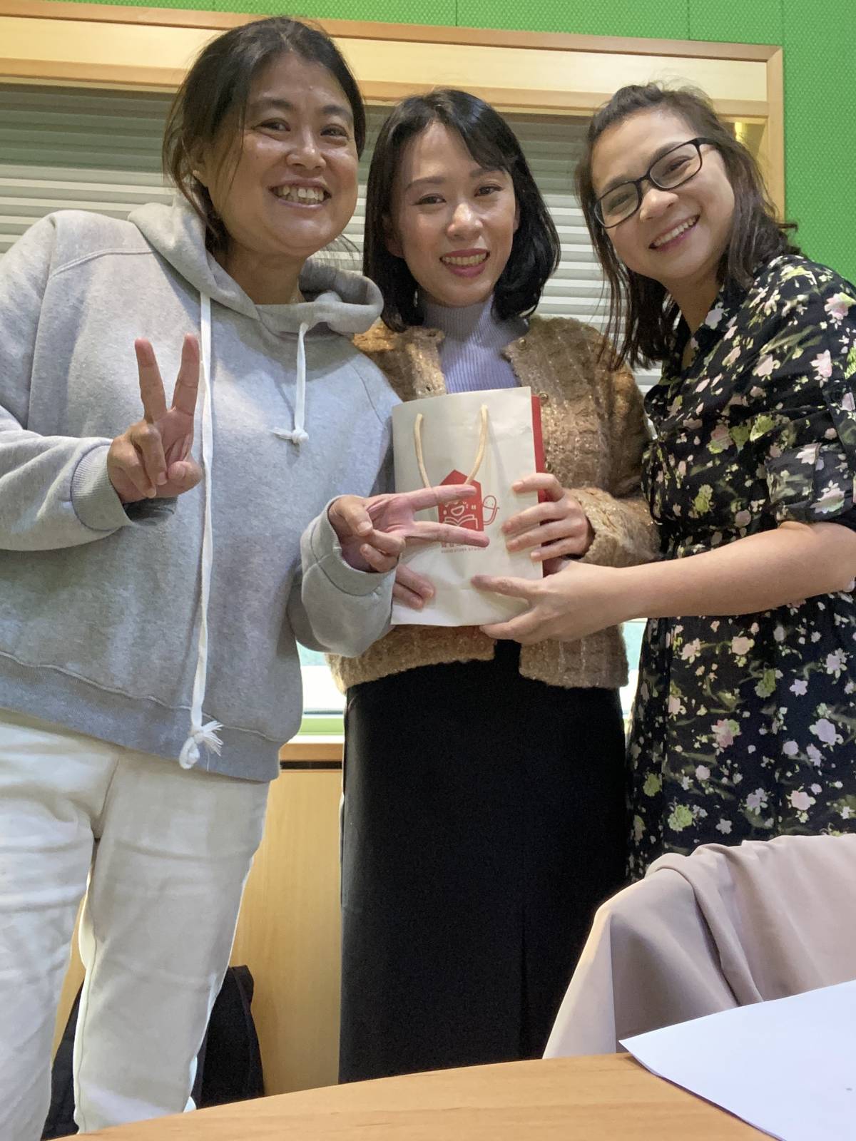 來賓與主持人合影