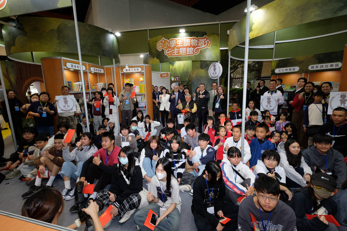 卓榮泰院長贈送書籍與圖書禮券給前來參觀書展的花蓮縣光復鄉4所學校師生，歡迎他們參觀台北國際書展。(台北書展基金會提供)