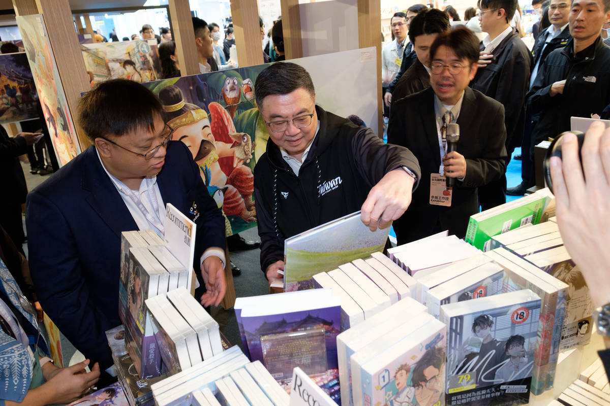 卓榮泰院長(中)逛台北國際書展，支持出版業。(台北書展基金會提供)
