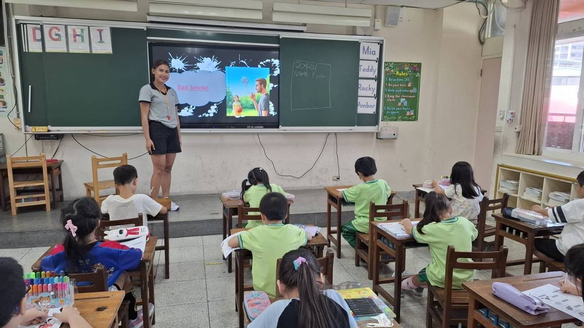 113學年度校園菸檳危害防制教育介入輔導計畫「網紅就是你」短片評選-國小組-特優-桃園市龜山區幸福國民小學-雙語課程融入反菸觀念

桃園市龜山區幸福國民小學在 113 學年度校園菸檳危害防制教育介入輔導計畫「網紅就是你」短片評選中，以作品《蘿蔔絲夢遊奇境》榮獲國小組特優。 學校將經典童話結合影像創作，讓學生在角色扮演中內化菸檳危害知識，學會為健康做出正確選擇。在推動策略上，師長團隊展現強大執行力，除善用校園標語、跑馬燈及無聲廣播營造「無時無刻」的提醒氛圍，更積極引進陽光基金會及口友志工分享生命故事，強化教育深度。此外，校方鼓勵學生將拒菸反檳觀念帶回家庭，影響親友共同響應，成功建構從校園延伸至家庭的健康防護網。

採訪：桃園市龜山區幸福國民小學鄭武信校長、四年一班趙穎蓁同學、四年三班游旻熹同學、六年一班侯棋然同學、六年二班黃奕榕同學
