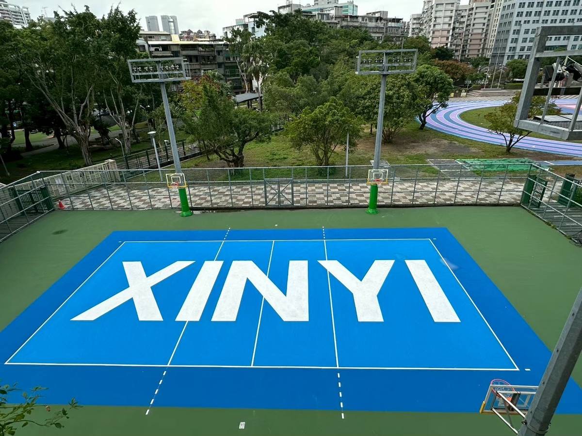 信義國小球場上醒目的「XINYI」校名大字，強化學生對學校的認同感