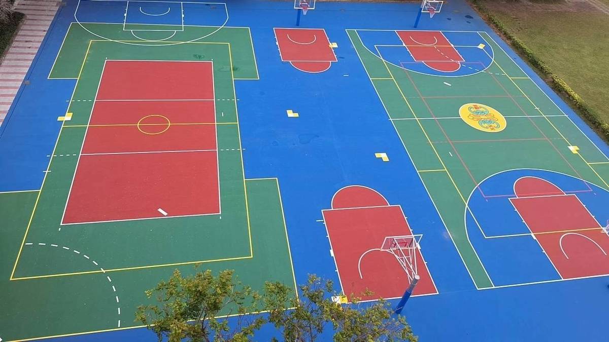 福林國小以顏色區分籃球、躲避球等多元運動區域