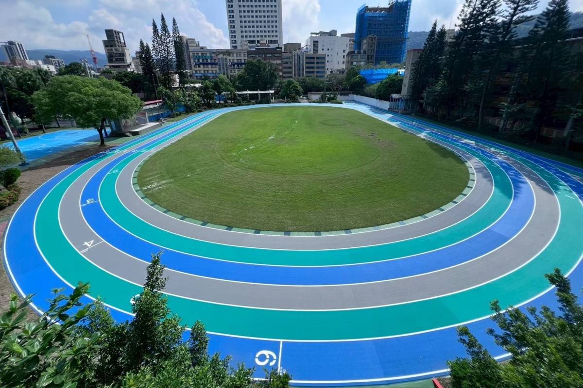 臺北市教育局補助學校優化運動場域，士林國小跑道採用深淺交織的藍色系與沉穩灰作為主調