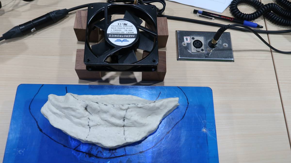 學生透過自製的臺灣黏土模型和風扇模擬颱風和季風風場。