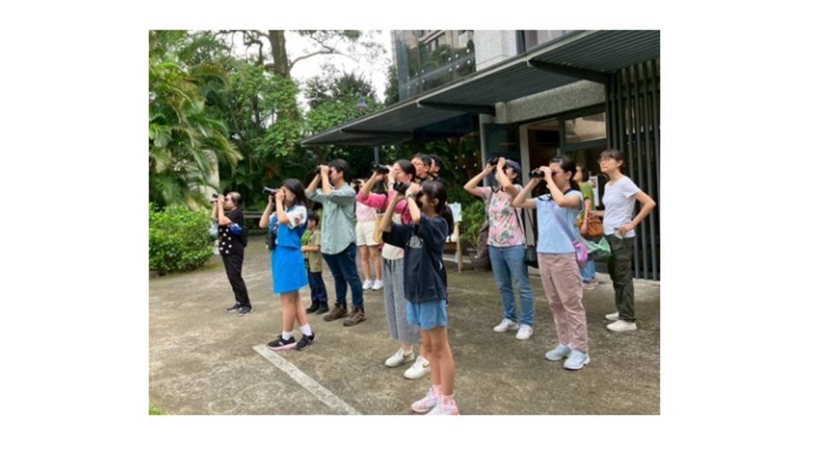 森與海帶領各種自然體驗活動，這次拿起望遠鏡賞鳥(晃晃老師提供)
