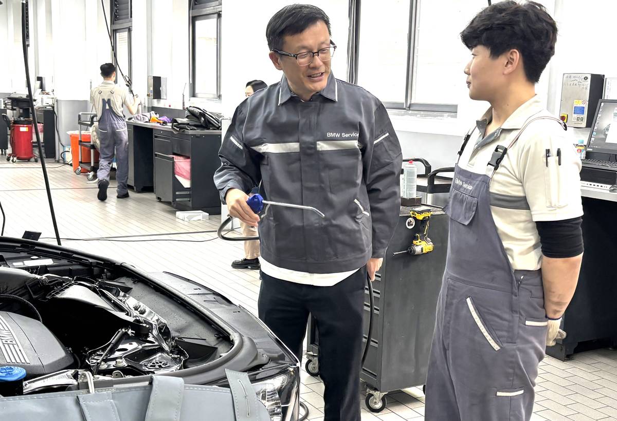 局長向建教生「拜師學藝」