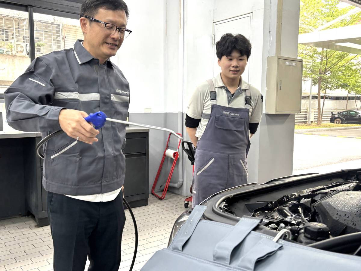 局長在建教生引導下體驗清潔引擎室