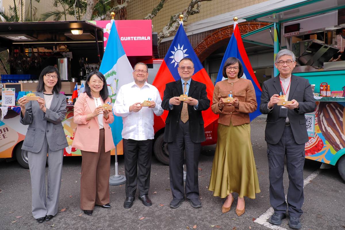中美洲友邦美食餐車快閃故宮，故宮蕭宗煌院長(右3)、黃永泰副院長(右1)、余佩瑾副院長(左1)，以及瓜地馬拉駐臺大使艾特維(左3)、貝里斯駐臺大使梅凱瑟(右2)、中美洲經貿辦事處主任徐韶慧(左2)到場同樂，品嚐中美洲風味熱狗堡。(故宮提供)