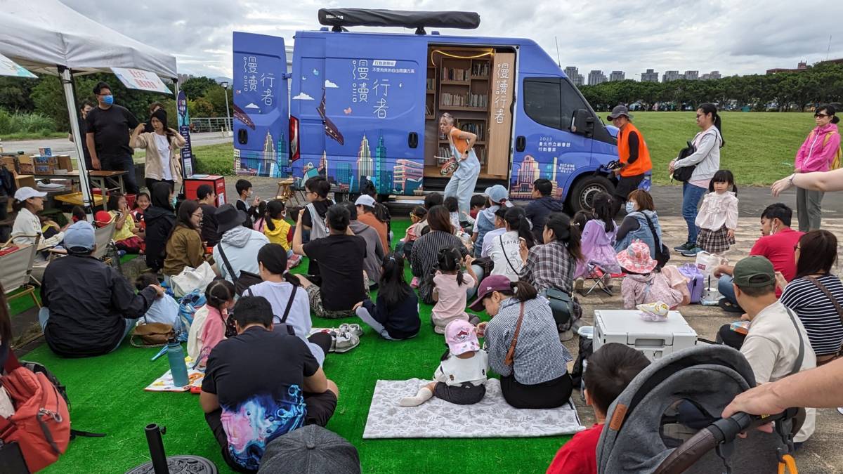 臺北市立圖書館總館_行動書車前進公園舉辦大型說故事活動