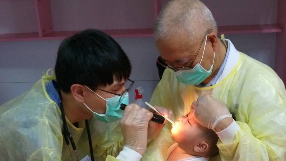 洪德仁醫師和PYY醫師一起訪視無國籍嬰幼兒