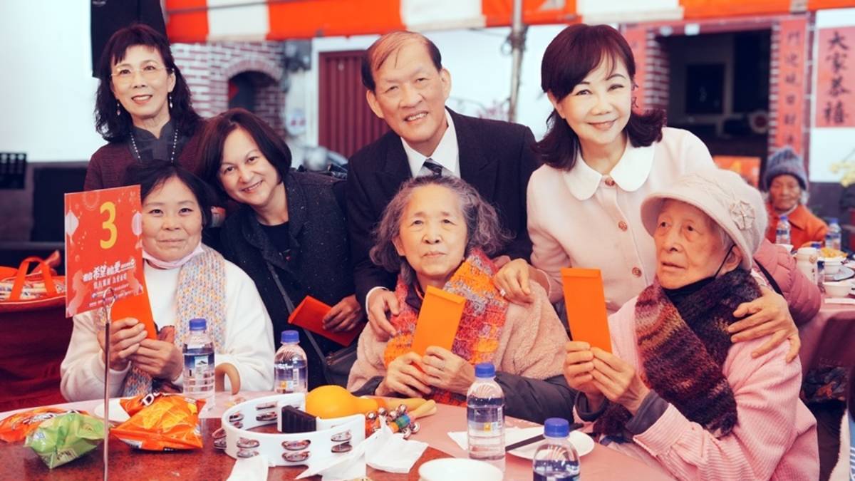 中醫大附醫院長周德陽(後排中)與林增連慈善基金會董事長林嘉琪(後排右一)親自為長輩繫上由同仁親手織出的圍巾，讓溫暖從一條圍巾開始，陪伴長輩迎接新的一年。