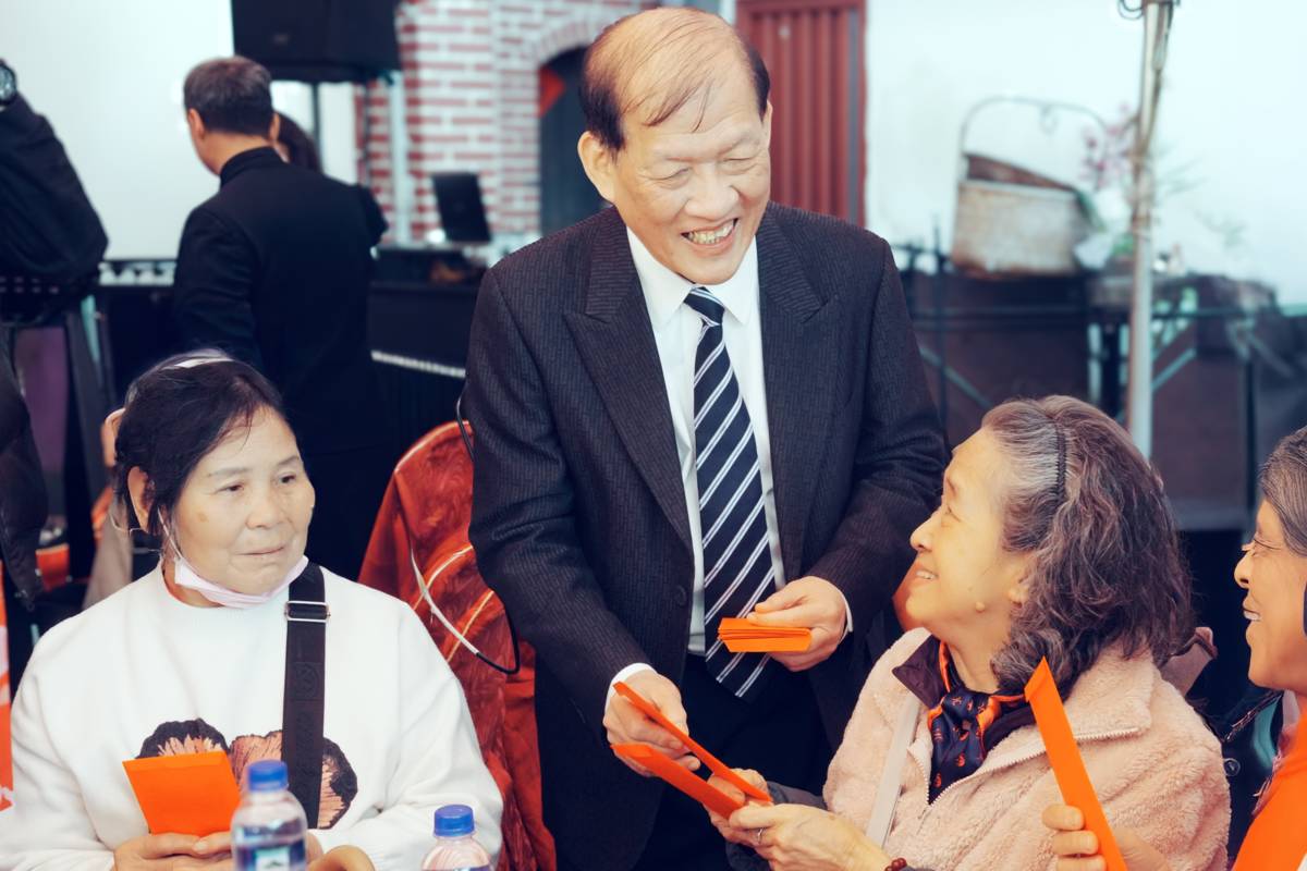 中醫大附醫院長周德陽(中)親手致贈新年紅包，象徵平安祝福，傳遞不間斷的關懷心意。