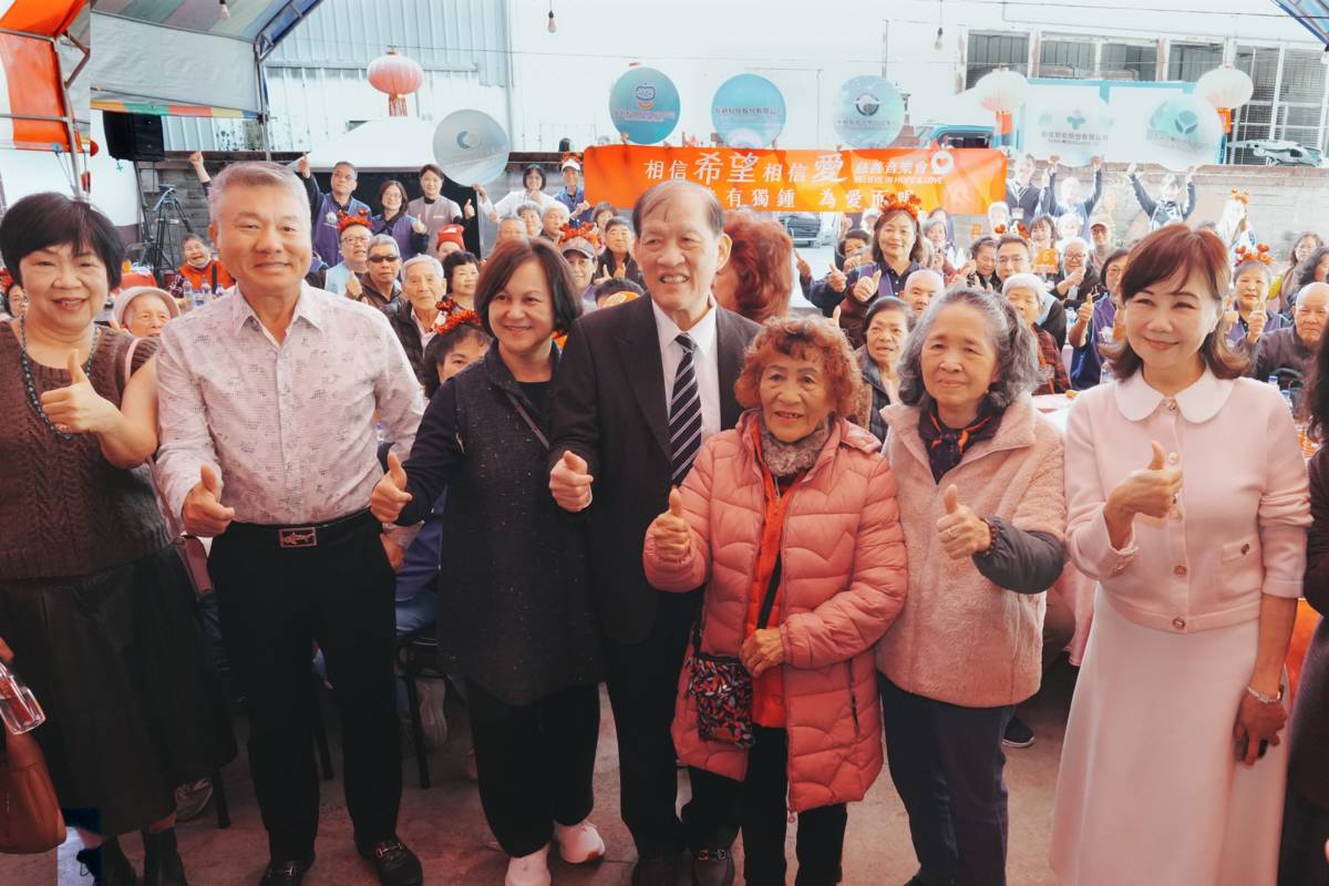 中醫大附醫院長周德陽（右五）與林增連慈善基金會董事長林嘉琪（右二）等貴賓與百位長輩齊聚合影，提前感受團圓迎新的溫暖。