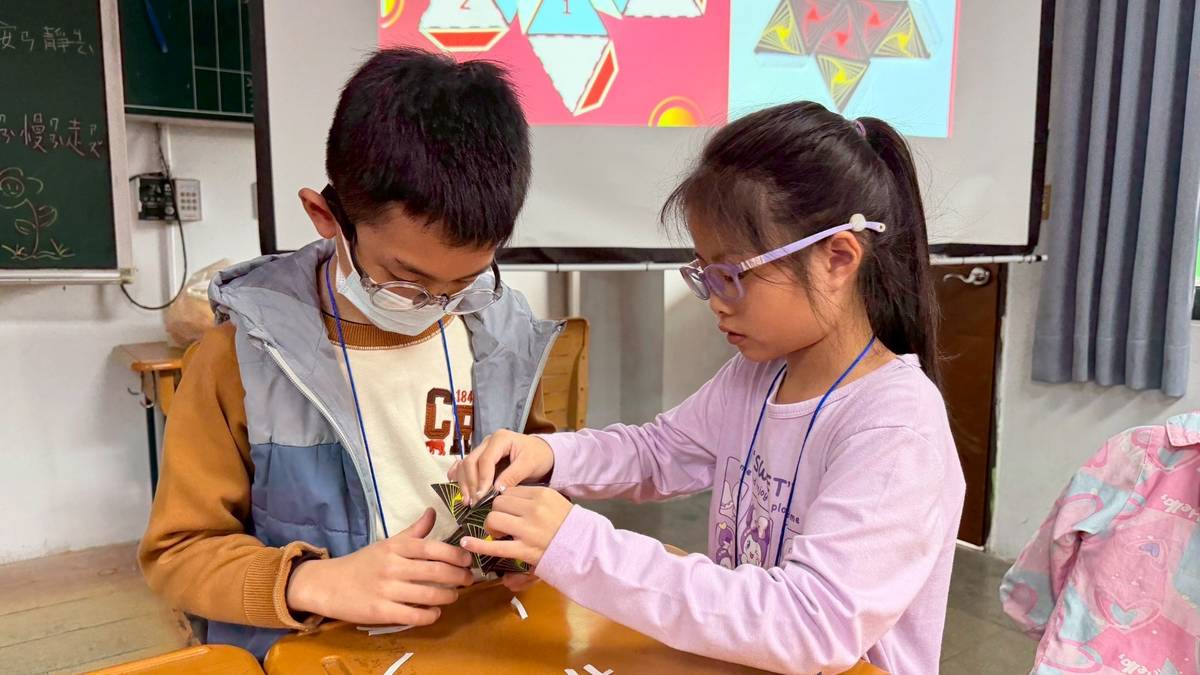 學生合作製作八星體模型的過程中彼此協助完成作品 (教育部提供)