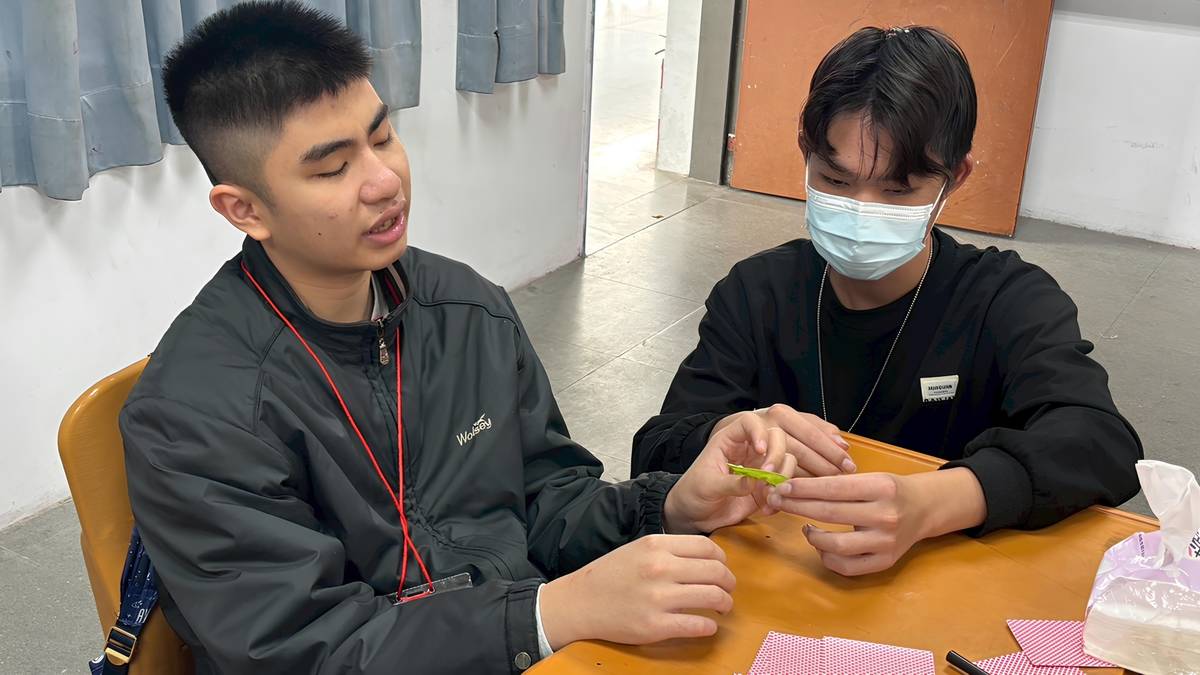 老師引導學生透過觸摸蔬果實物來認識植物果實的構造 (教育部提供)