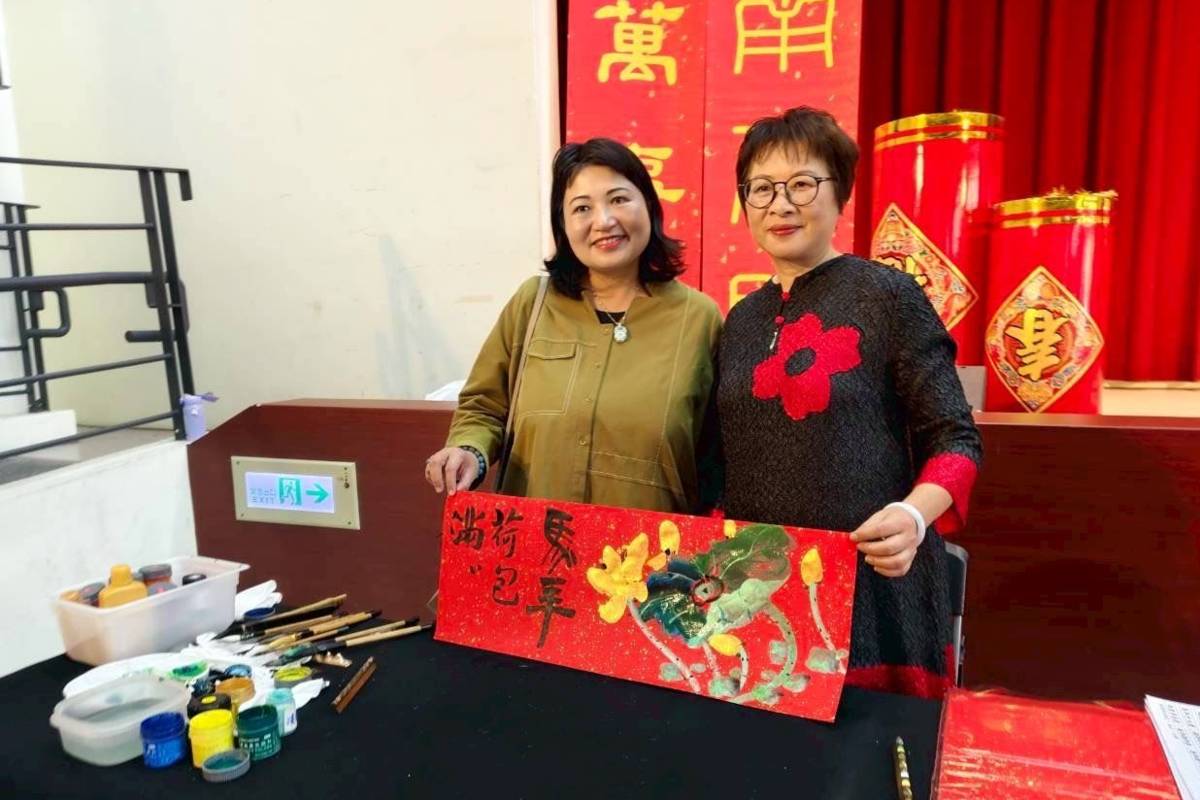年畫老師徐菊英與民眾合影.