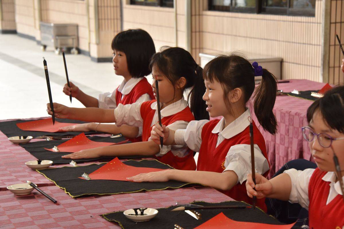 臺北市私立再興小學舉辦「2026墨舞奔騰迎新春揮毫大會」，師生體會傳統文化之美