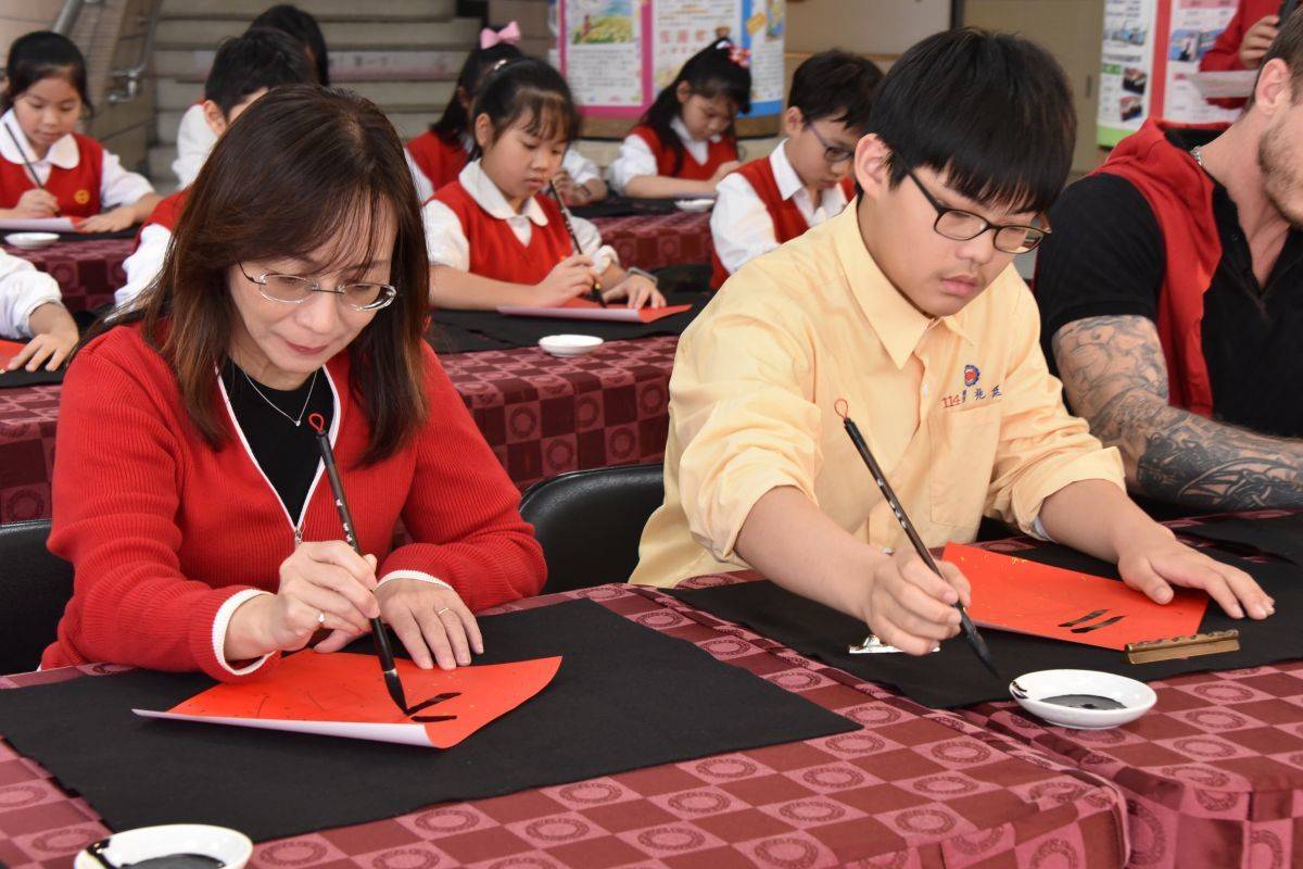 榮獲全國語文競賽和學生美術比賽書法特優的校友關兆廷也返校與師生一同揮毫