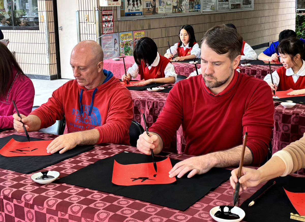 再興小學外籍教師體驗寫書法