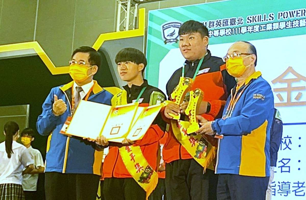 瑞芳高工空間測繪科吳侑(右2)承榮獲全國技藝競賽第四名
